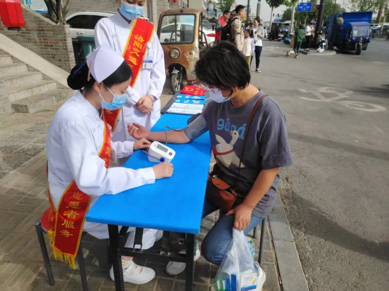 “五一”期間，交通醫(yī)院開(kāi)展“健康零距離，義診護(hù)萬(wàn)家”志愿服務(wù)活動(dòng)